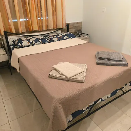Alexia's House - 300m From Kalamitsa Apartman *